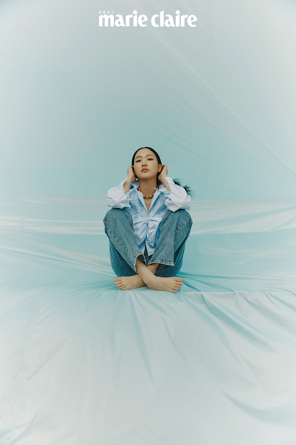 淡紫色褶飾襯衫、蝴蝶結短背心、珍珠造型項鍊，all by Chanel；丹寧褲為私人提供。