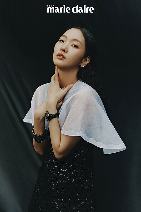 雙色長洋裝、菱格紋寬版手鐲、Coco Crush 耳環、黑色陶瓷J12腕錶，all by Chanel。