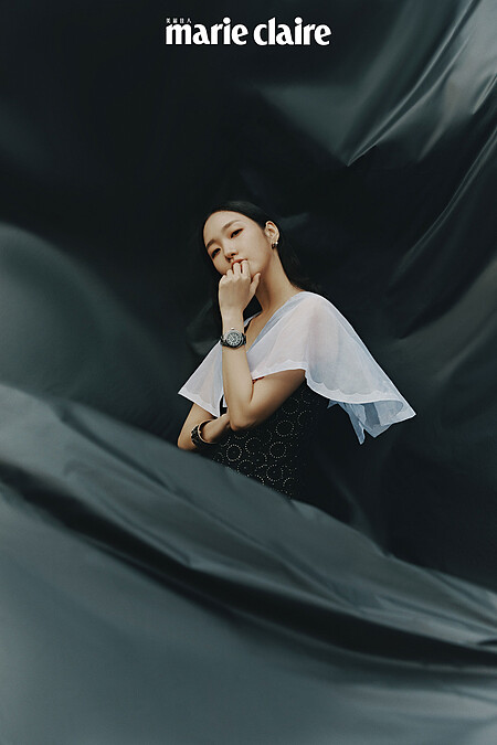 雙色長洋裝、菱格紋寬版手鐲、Coco Crush 耳環、黑色陶瓷J12腕錶，all by Chanel。