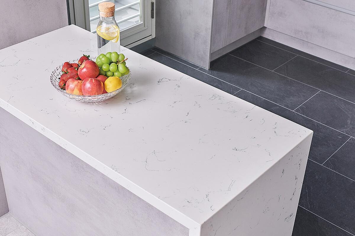 帶有天然紋理的SAKURA stone，不僅可以襯托出整體空間的清新明亮；天然石英石抗污、耐刮、耐高溫的特性更提升了廚房的高機能質感。