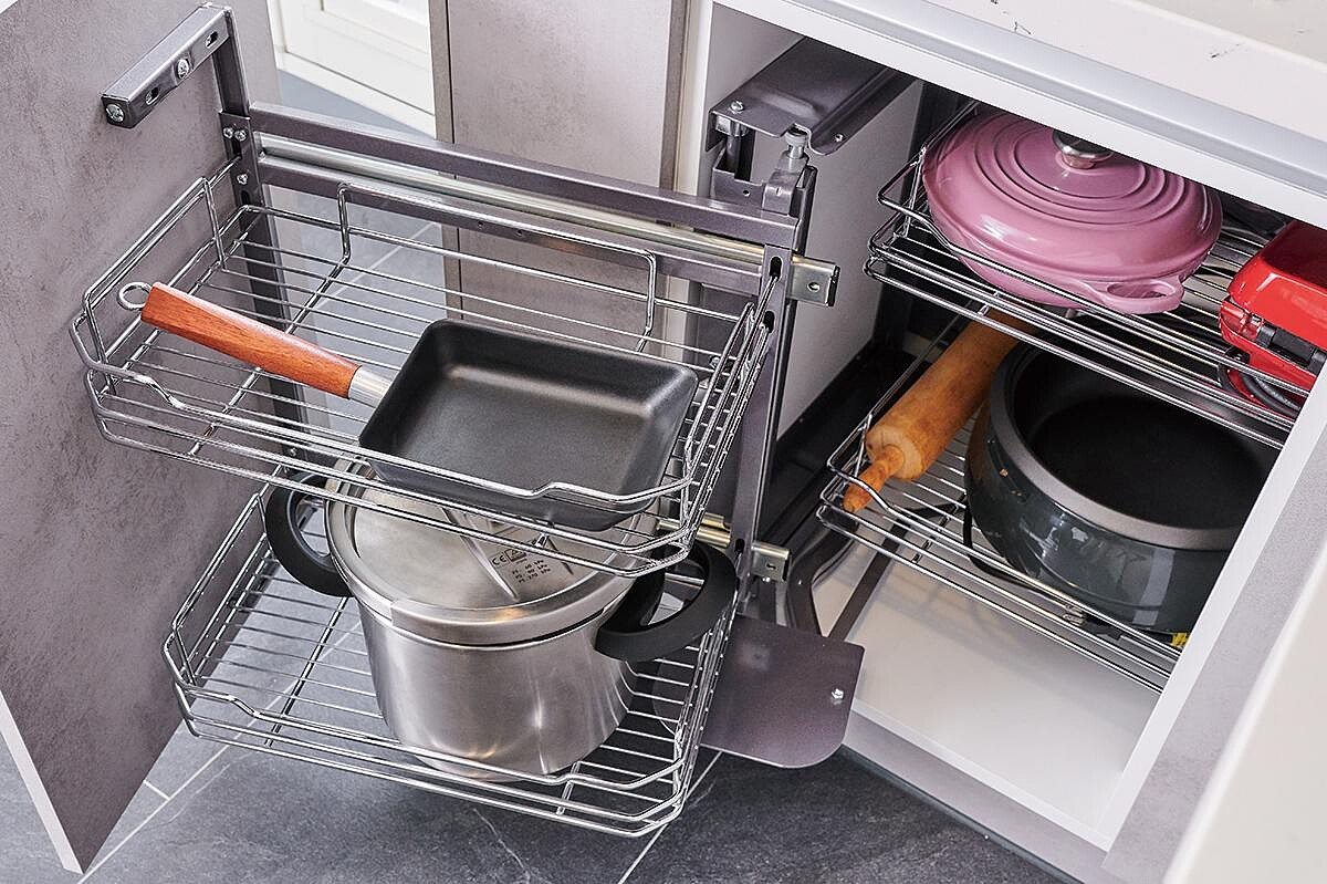 利用轉角連桿功能地櫃來取用物品，巧妙運用轉角空間，收納較少使用的鍋具。