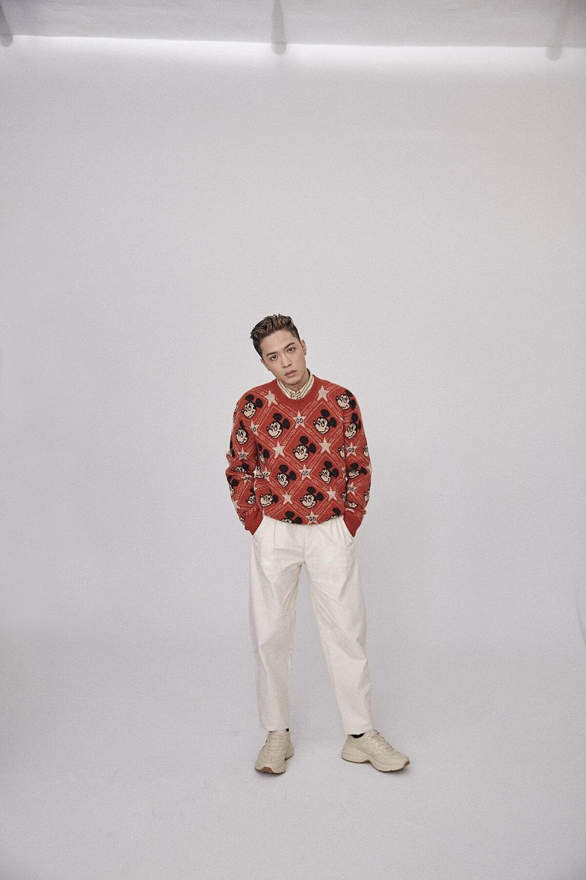 米老鼠圖紋上衣、襯衫、白色長褲、運動鞋，all by Gucci