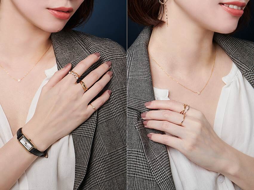 左：K18閃耀鑽石項鍊、聖誕限定三環戒指(食指&無名指)、K10精典蛋白石戒指(小指)、聖誕限定手錶。 右：K18與K10經典戒指組(食指&中指)、K18單鑽美戒(中指)。