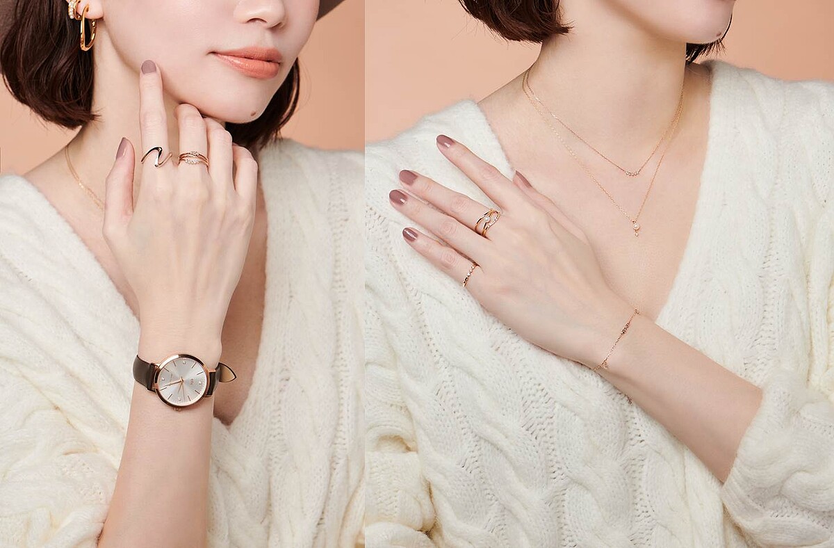 左：K10個性款戒指(食指)、K18與K10經典戒指(中指)、ete個性款手錶。 右：K10閃耀鑽石項鍊、K10珍珠鑽石項鍊、聖誕限定雙環戒指(中指)、K10鑽石戒指(小指)、聖誕新品寶石手環。