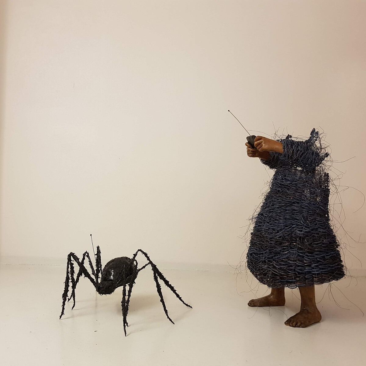 Hiro Hiro Art Space_Lene Kilde Remote Control Spider 水泥, 鐵線Concrete, steel 蜘蛛Spider 34 X 44 X 54 CM 小孩Child 83 X 42 X 52 CM 2019