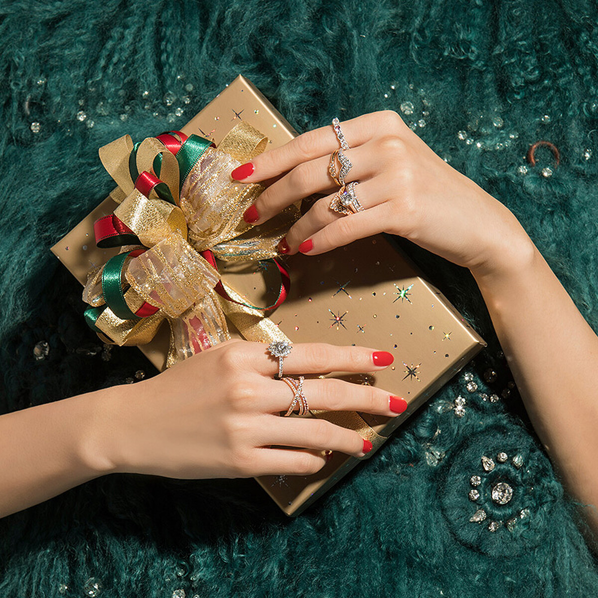 （左手） 食指： BEHATI BEADED白K金鑽石戒指；中指：BEHATI SWEET HEART玫瑰金鑽石戒指、BEHATI SILHOUETTE白K金鑽石戒指；無名指：BEHATI SILHOUETTE玫瑰金鑽石戒指、SLOANE SILHOUETTE白K金鑽石戒指，主鑽1克拉、SLOANE PICOT ALL IN A ROW白K金鑽石戒指，all by HEARTS ON FIRE。 （右手） 食指：BEHATI SAY IT YOUR WAY白K金鑽石戒指，主鑽1克拉；中指：HARLEY WRAP玫瑰金鑽石戒指，all by HEARTS ON FIRE。