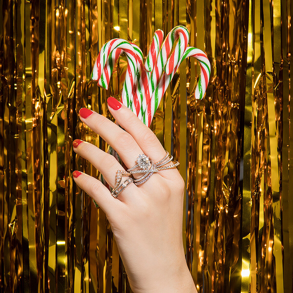 食指：BRING THE DRAMA鑽石戒指；中指：BEHATI SAY IT YOUR WAY白K金鑽石戒指，主鑽1克拉、HARLEY WRAP白K金鑽石戒指；無名指：BEHATI SILHOUETTE玫瑰金鑽石戒指、SLOANE PICOT FLOATING DIAMOND白K金鑽石戒指，all byHEARTS ON FIRE。