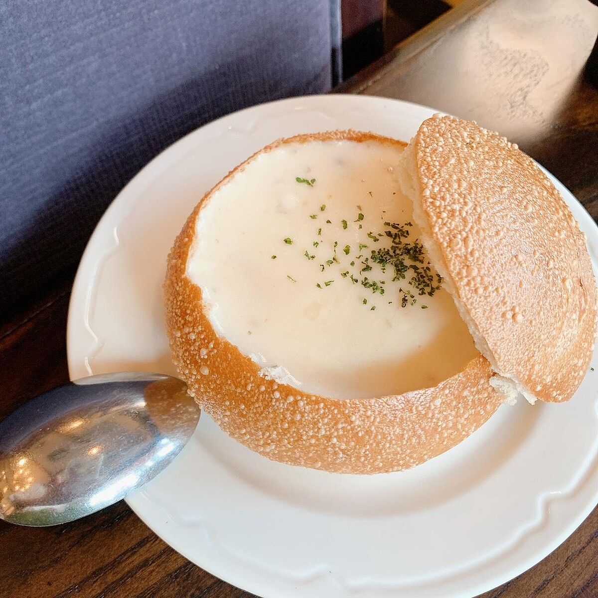 法式濃湯麵包盅，盛裝香濃的蛤蜊巧達濃湯