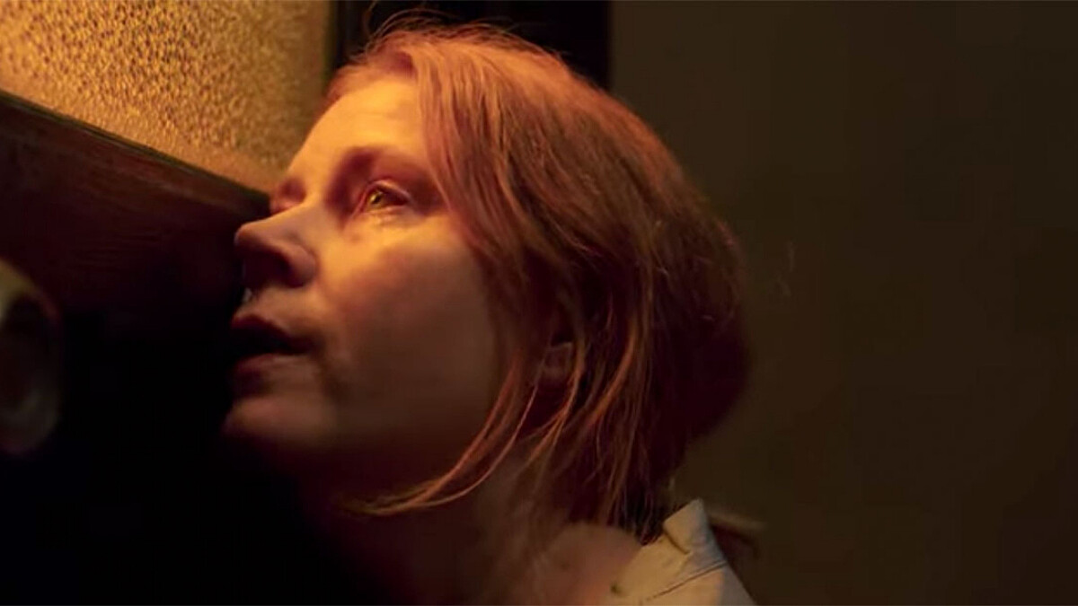 《窺探》又一《控制》團隊懸疑燒腦新片！改編暢銷驚悚小說，罹患懼曠症的女子、每個人都有嫌疑......