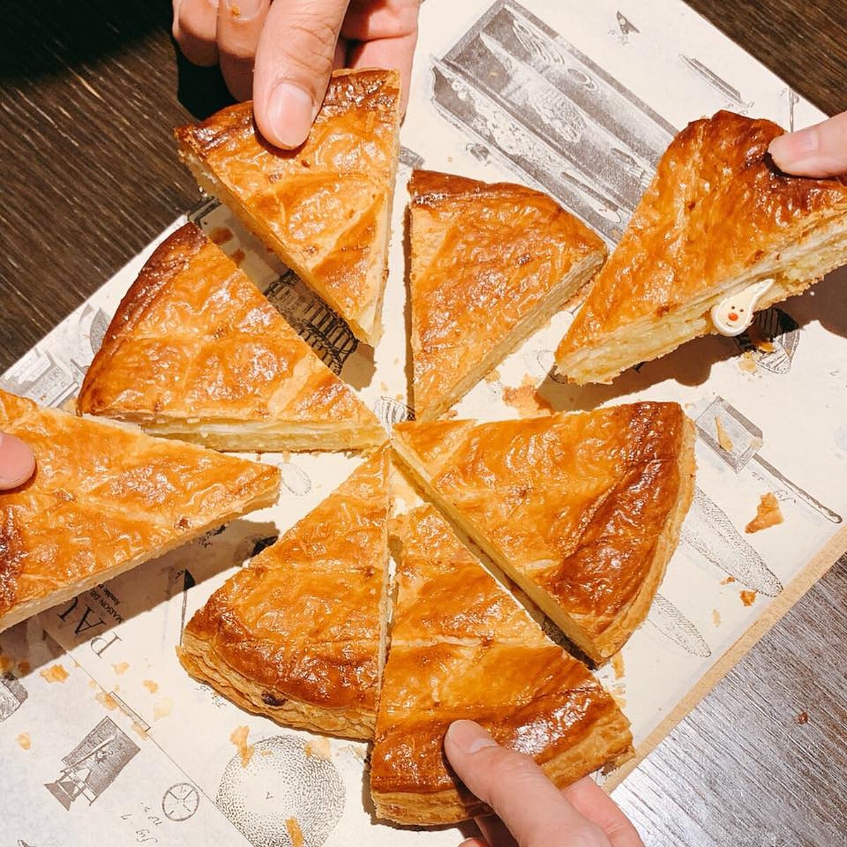 分切國王派看看誰吃到小瓷偶，超適合派對一起玩