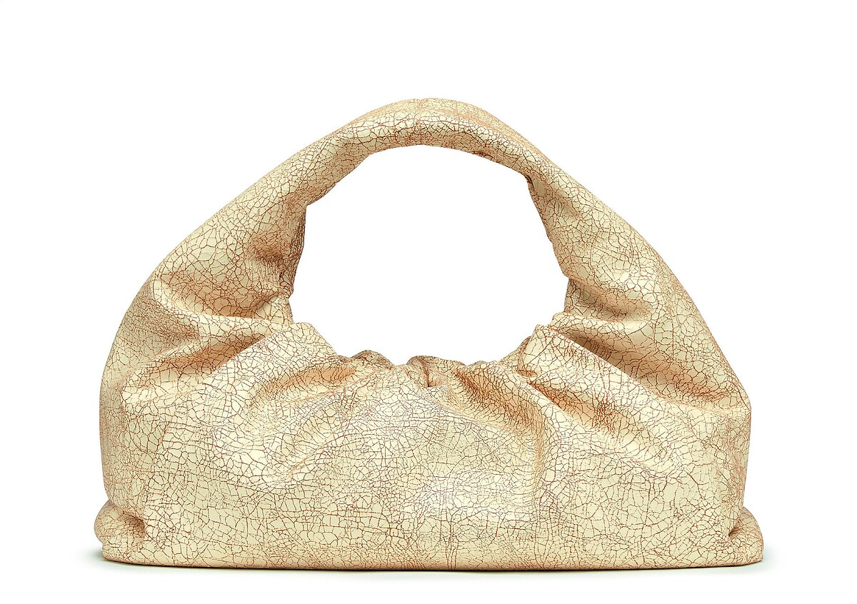 The Shoulder Pouch裂紋小羊皮肩背包(小)，NT$106,600。