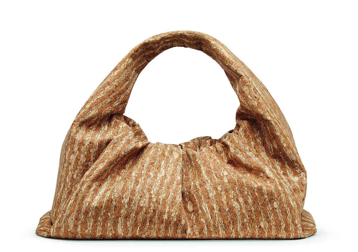 The Shoulder Pouch軟木面料肩背包(小)，NT$73,700。