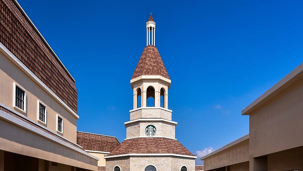 全台唯一「星巴克鐘樓門市」降臨台中！麗寶Outlet二期太美，宛如走進歐洲度假村