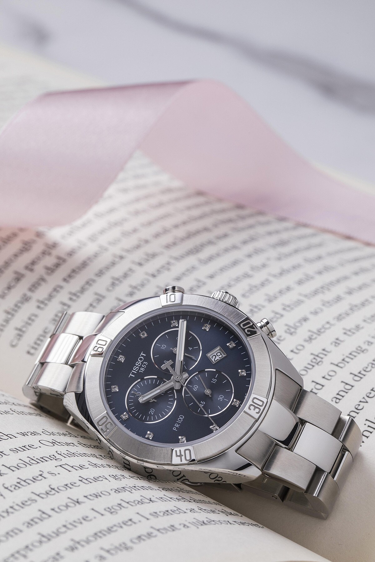 瑞士石英計時機芯 / 藍寶石水晶玻璃錶面 / 316L精鋼錶殼 / 防水深度:10 巴 (100米/330英尺) / 直徑:38mm*38mm / 面盤上鑲嵌12顆頂級威塞爾頓真鑽 / 型號: T101.917.11.046.00 / 建議售價: NT$17,600