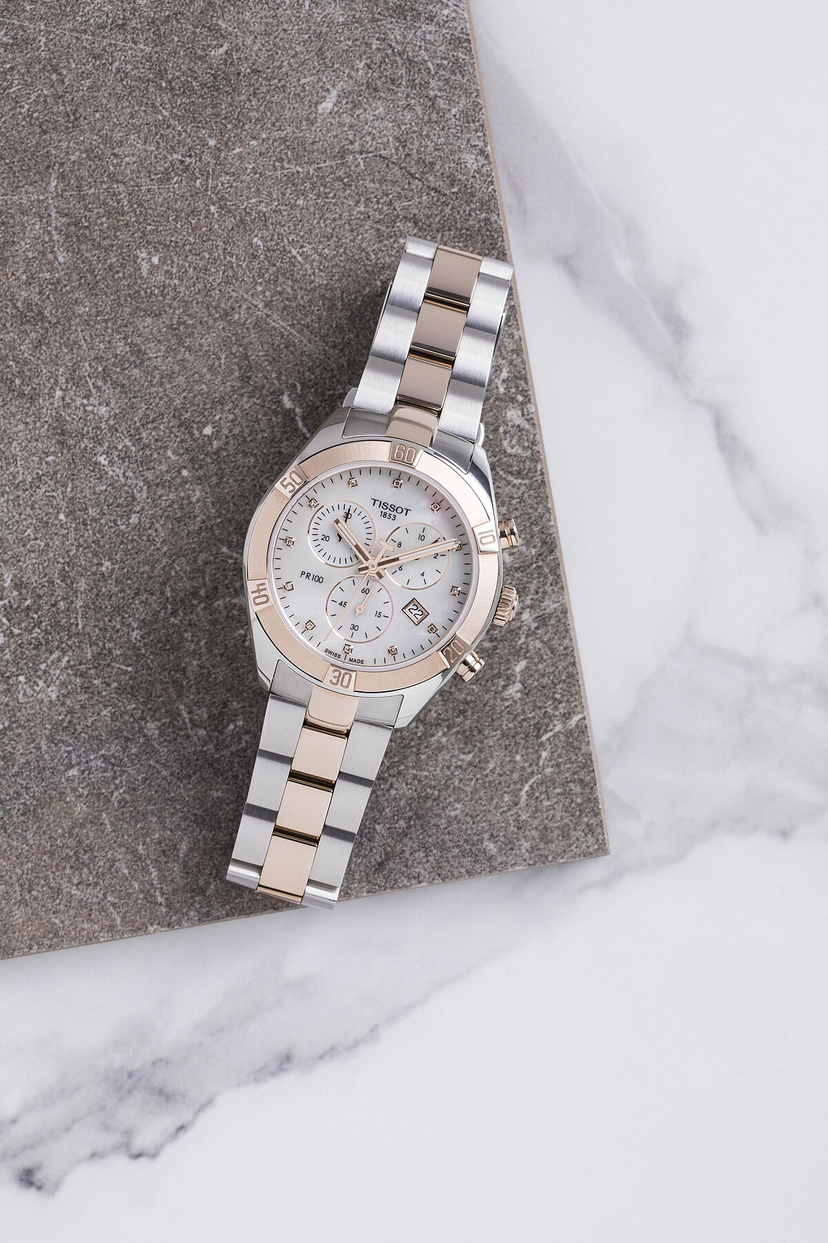 瑞士石英計時機芯 / 藍寶石水晶玻璃錶面 / 316L精鋼錶殼,PVD鍍層 /防水深度:10 巴 (100米/330英尺) / 直徑:38mm*38mm /面盤上鑲嵌12顆頂級威塞爾頓真鑽 / 珍珠母貝面盤 / 型號: T101.917.22.116.00 / 建議售價: NT$20,800