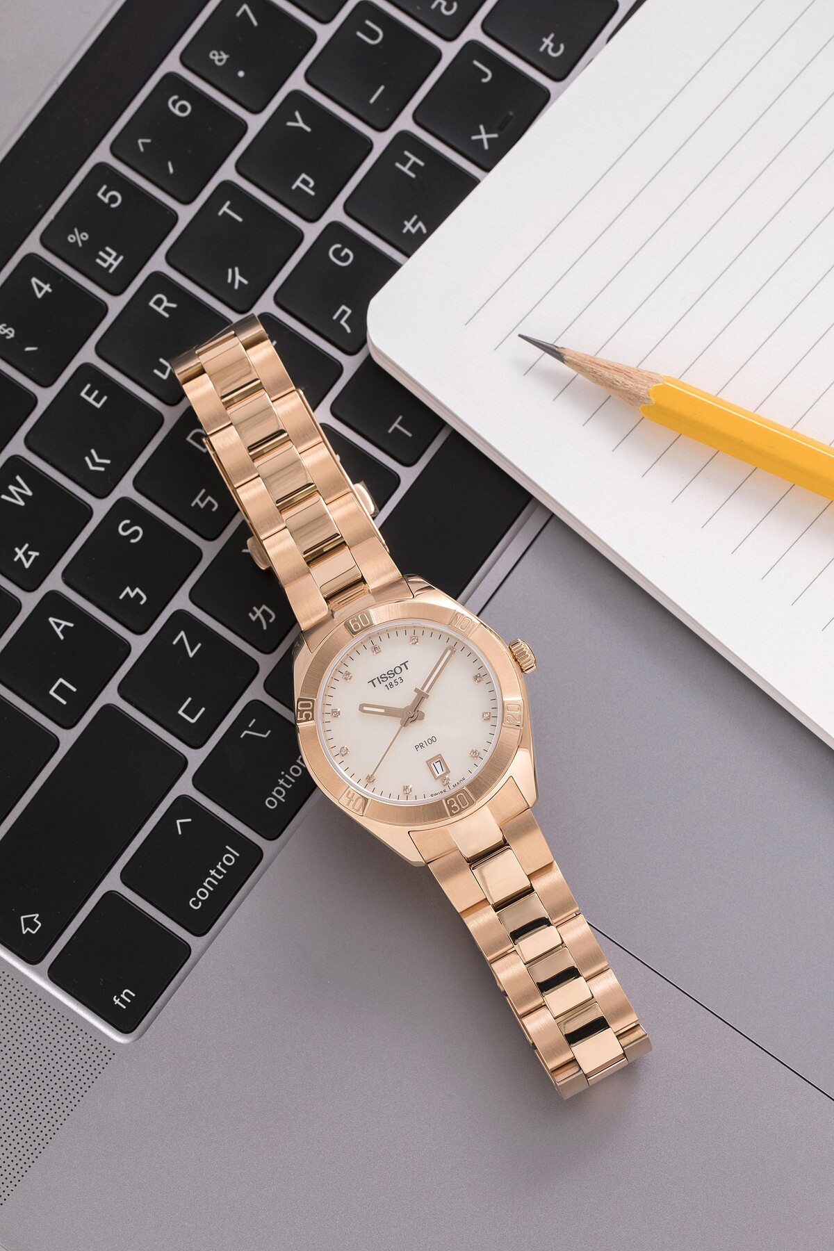 瑞士石英機芯 / 藍寶石水晶玻璃錶面 /316L精鋼錶殼和鍊帶,PVD玫瑰金色錶圈和鍊帶 / 防水深度:10 巴 (100米/330英尺) / 直徑:36mm*36mm / 面盤上鑲嵌12顆頂級威塞爾頓真鑽 / 珍珠母貝面盤 / 型號: T101.910.33.116.00 / 建議售價: NT$17,300