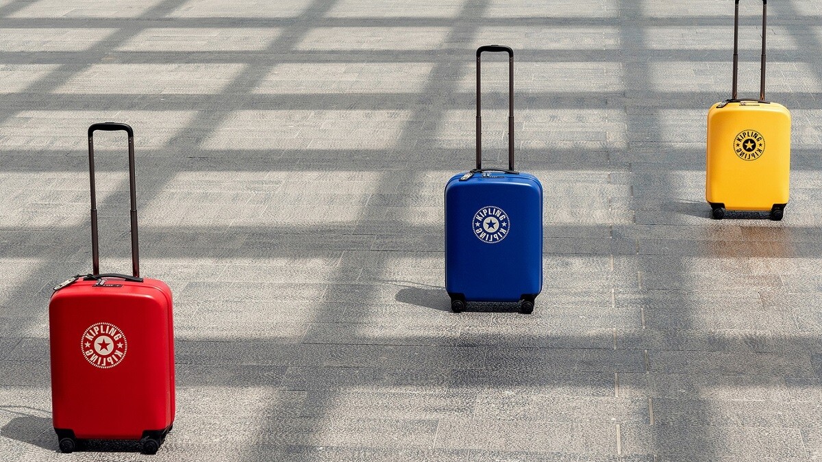 Kipling New Classics經典圓標行李箱(注目黃、活力紅、激光藍)，NT6,580