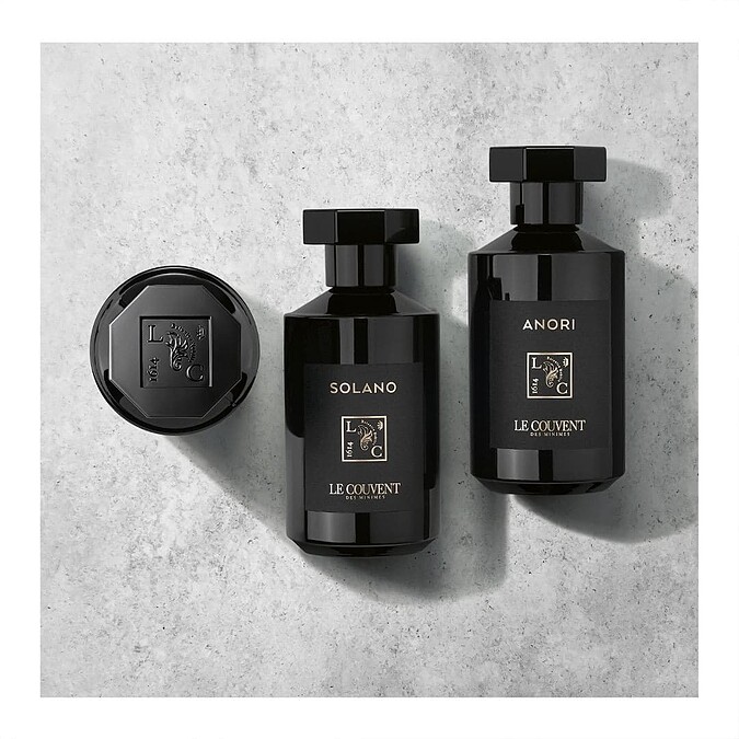 (左) SOLANO撒哈拉&bull;暖風之水、(右) ANORI北極&bull;冷風之水 50ml NT$ 2,100 / 100ml NT$ 3,800