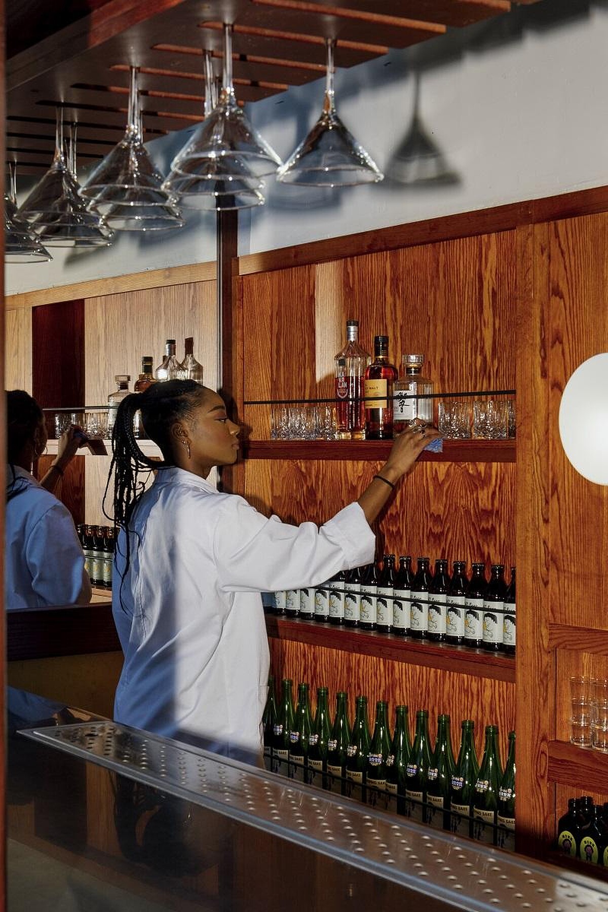 台灣元素無所不在,餐廳壁櫃上還有來自台灣的威士忌。