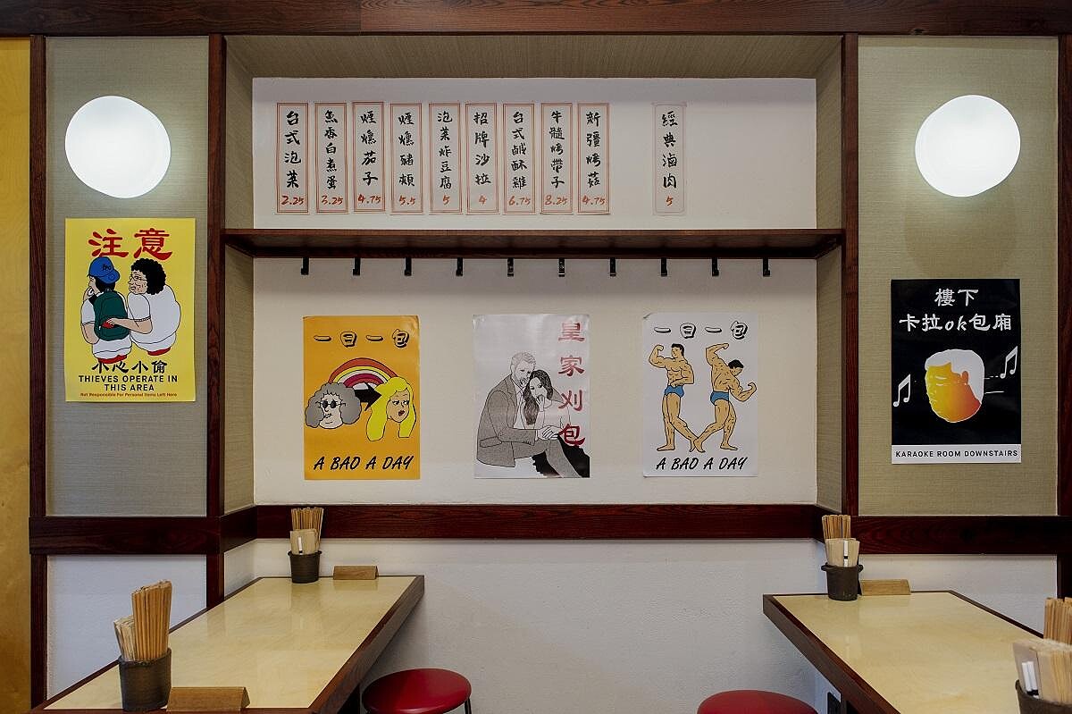 出生自創意相關的產業的他們,也在空間中放進新奇特色的細節,像是牆上的海報、菜單設計等等。