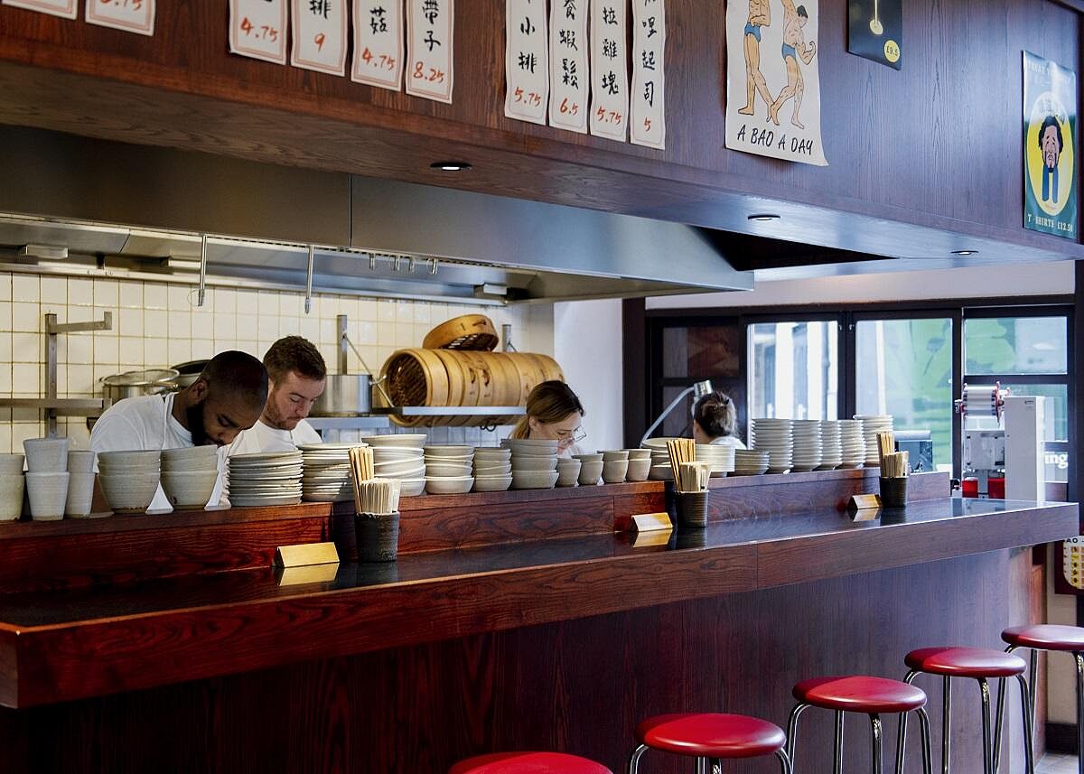 餐廳吧台區,紅色椅凳也是台灣餐廳常見的元素。