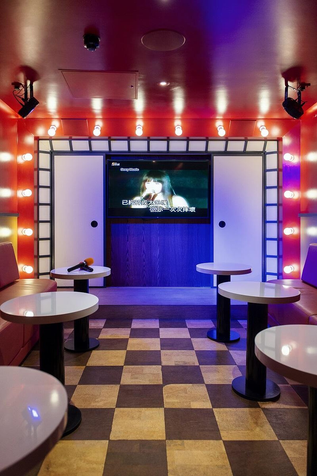 台式小吃店的卡拉OK也搬進了餐廳空間。