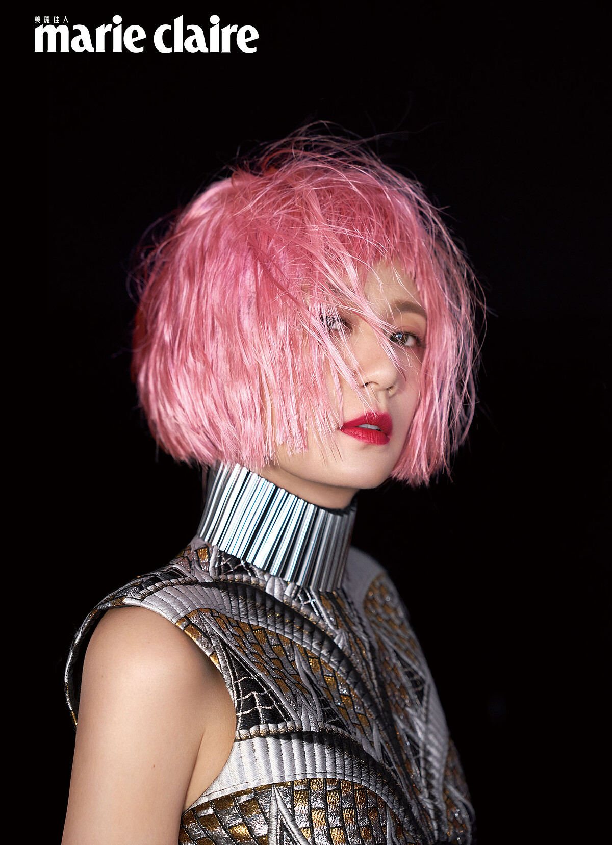 金屬感刺繡短版上衣，Louis Vuitton。