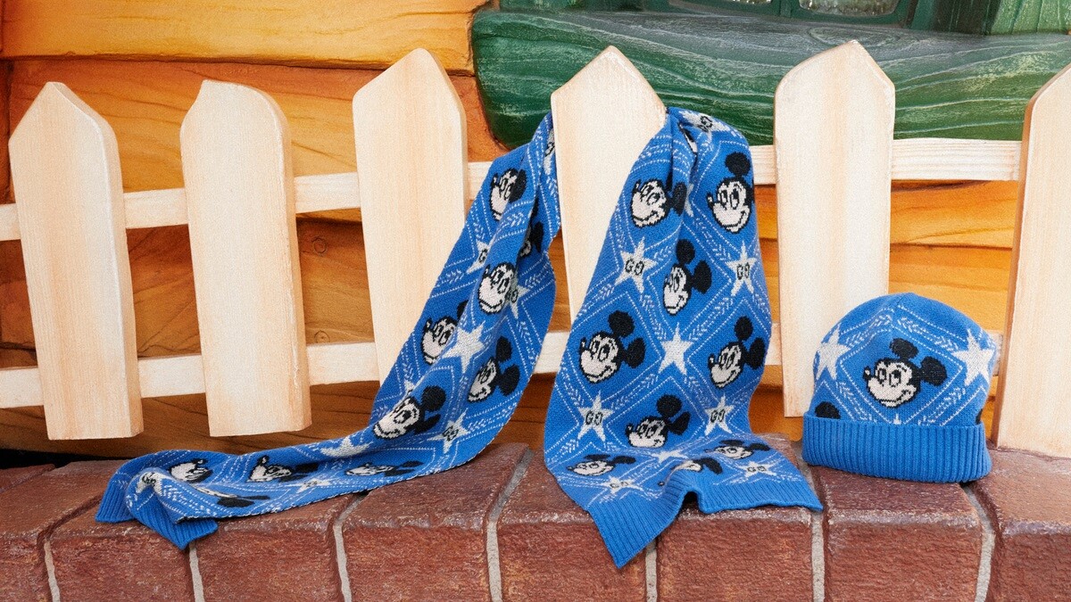 米奇經典藍編織圍巾 $17,500、米奇經典藍編織毛帽 $12,300