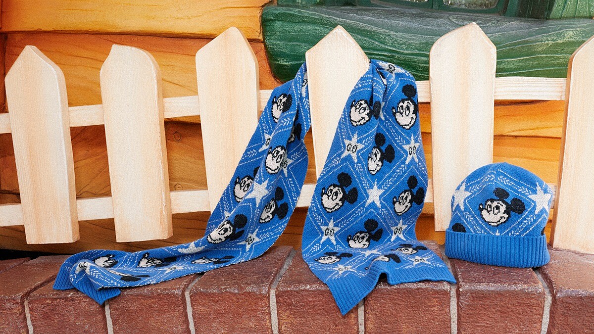 米奇經典藍編織圍巾 $17,500、米奇經典藍編織毛帽 $12,300