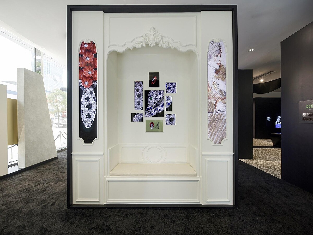 卡地亞「豹影迷蹤」展-展區內重現貞・杜桑位於巴黎和平路總店2樓的私人會客室