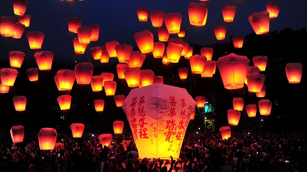 「2020新北市平溪天燈節」必衝一波！上百盞天燈緩緩升空，幸福氛圍感動破表