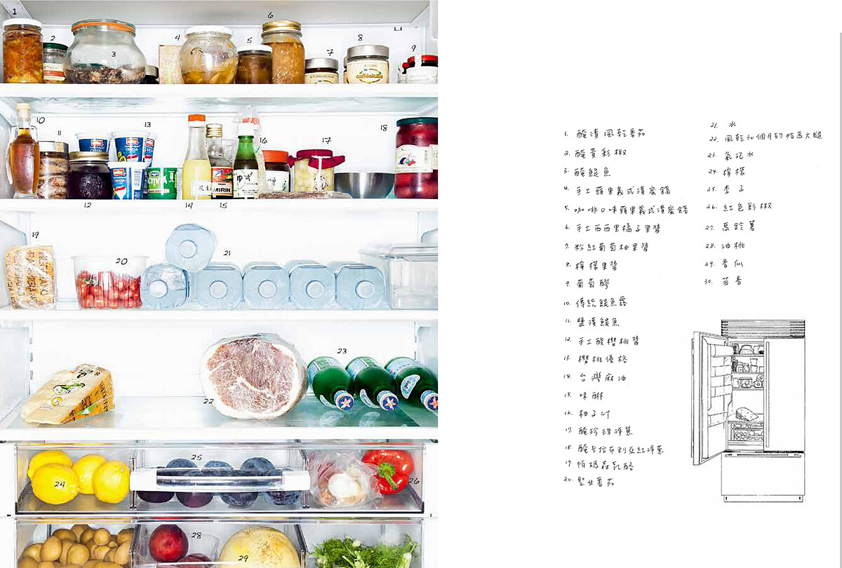 Bottura的冰箱不在廚房裡,而是放置在獨立的房間,內容相當井然有序。他會用保鮮袋儲藏「療癒食物」,像是牧場直送的羔羊排、火腿。特別的是,最上層擺了不少種類的醃洋蔥、果醬等等,其中還有一瓶台灣芝麻油!Bottura 還說,冰箱裡總是少不了的則是 Activia 優格。