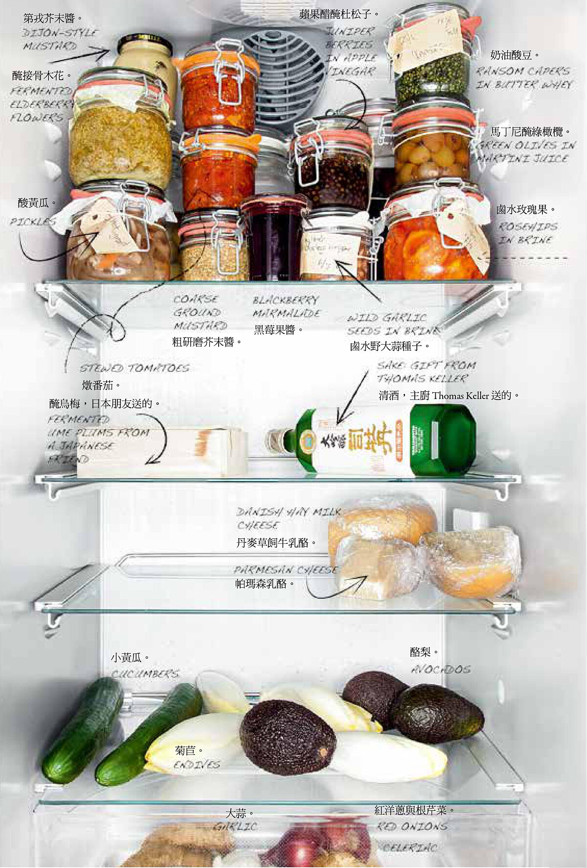 Bech 的廚房天花板習慣掛著一袋辣椒與蒜頭,隨時觸手可及。他的冰箱裡有大量的斯堪地那維亞風味漬物,例如醃接骨木花、鹵水玫瑰果以及蘋果醋醃杜松子,全都仔細地標上名稱、日期。此外還有草飼牛奶起司、乳酪、農產蔬果等等。