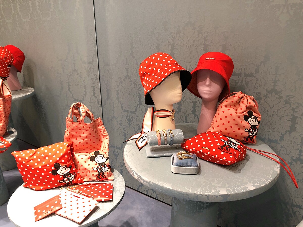 miu miuＸDisney與米妮（Minnie）合作推出迷你系列，包含服裝、配件，共約20項單品。