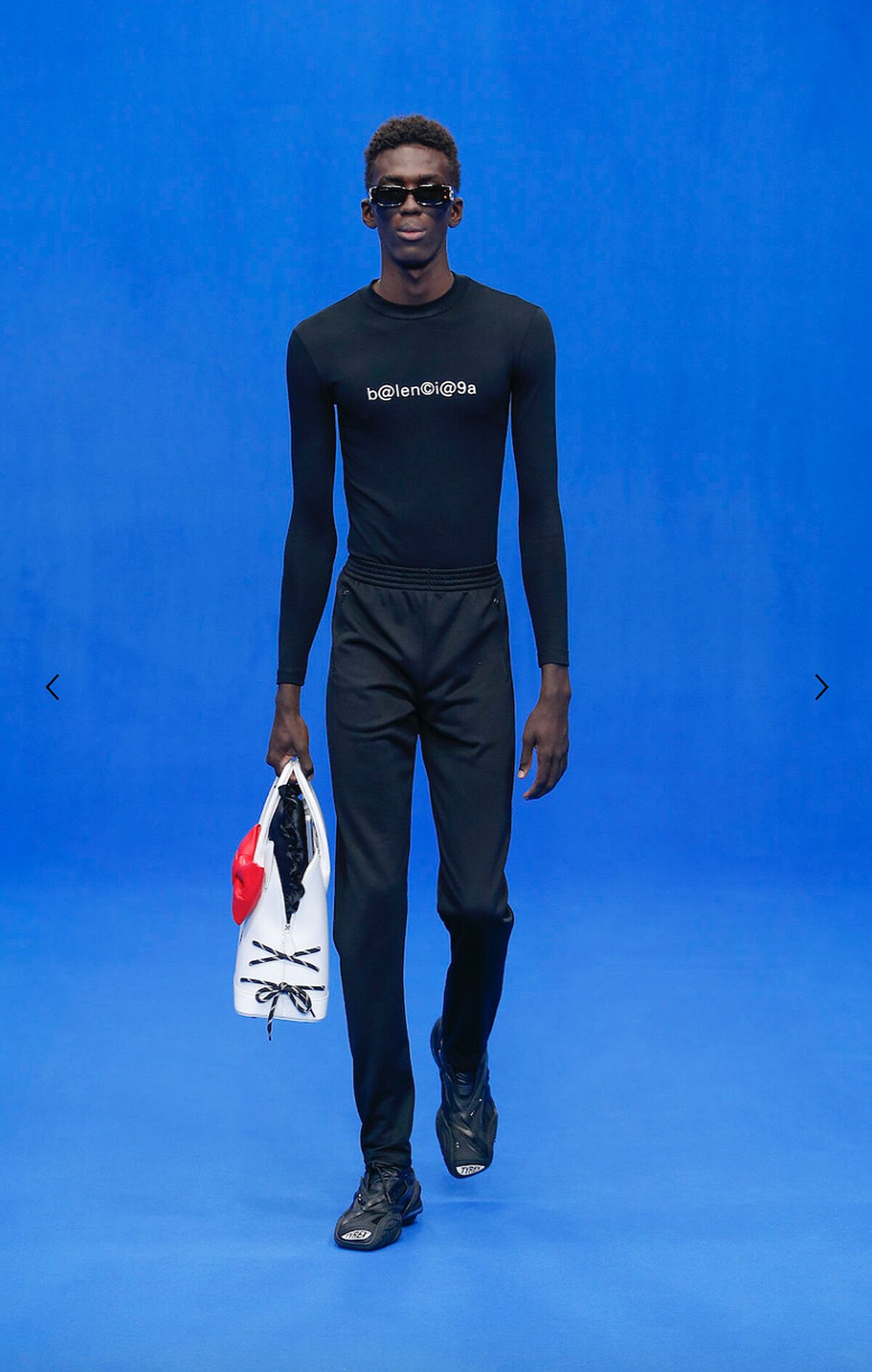 中號Top Handle（NT$81,900）。