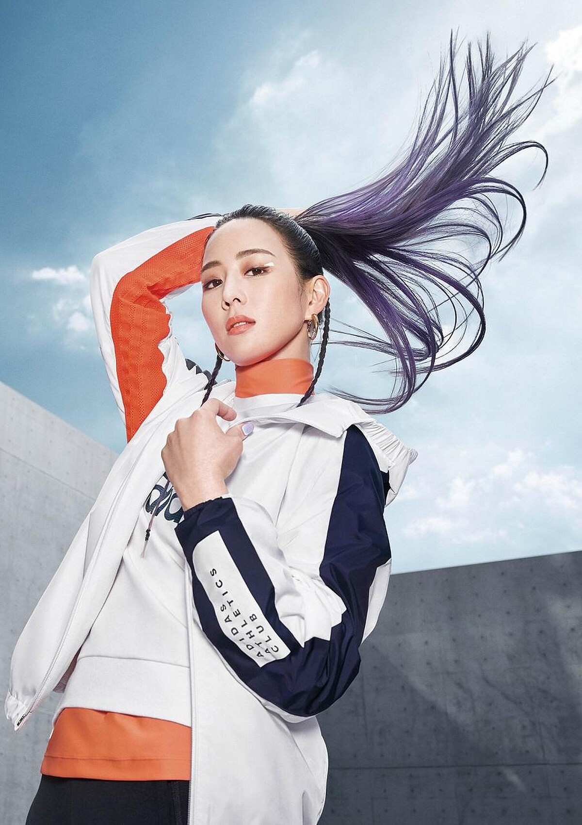 張鈞甯著風衣外套(NT$2,890)。