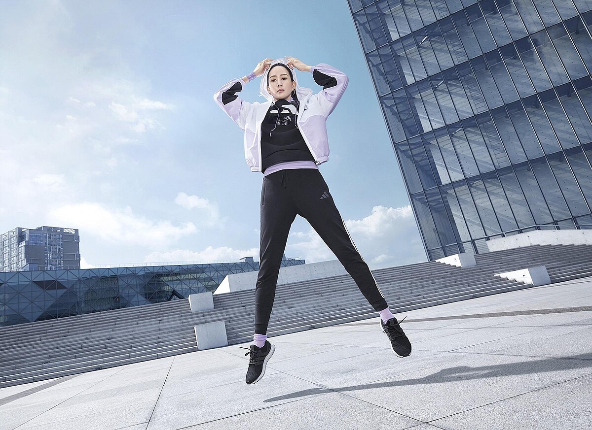 紫色控必收的這件是風衣外套紫色款(NT$3,290)。