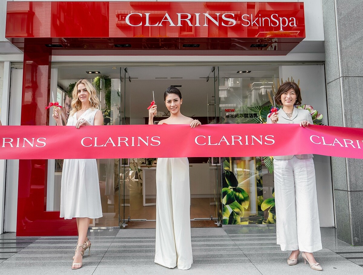 (左起)克蘭詩品牌大使Jenna Courtin-Clarins、金曲歌后艾怡良、克蘭詩台灣總經理Kathy出席克蘭詩SKIN SPA美妍中心開幕剪綵。