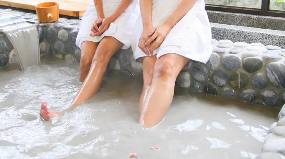 關子嶺的泥漿溫泉帶給肌膚潤滑，同時也放鬆身心。