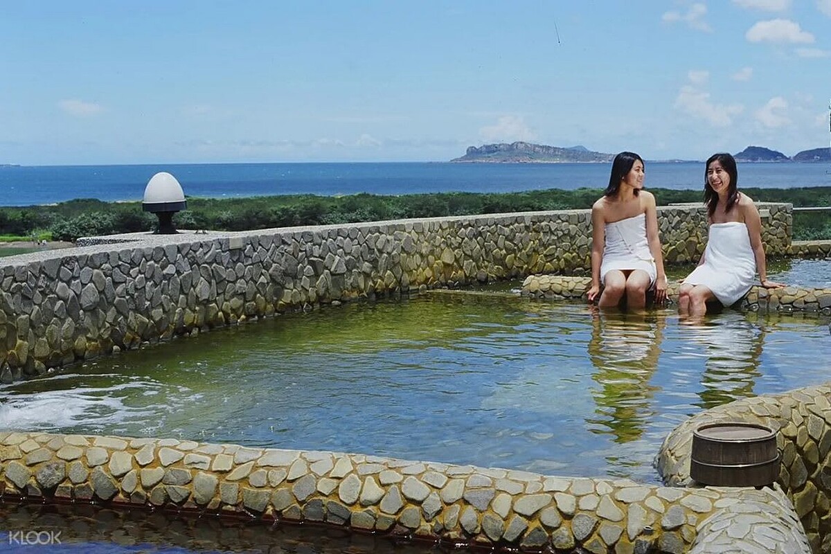 稀有的海底溫泉水，還可邊泡湯邊享受海天連線的景色。