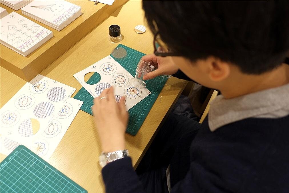 年之初來場不一樣的新年體驗！誠品生活南西攜手新銳團隊O.OO於1/18在5F梯廳舉辦「歲朝寄寓 &mdash; O.OO Design & Risograph ROOM孔版印刷體驗」，邀您透過孔版印刷親手印製鼠年專屬別針與賀卡！