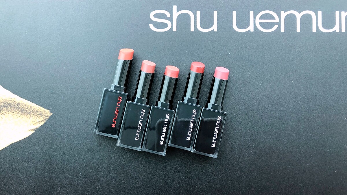 【2019熱賣Top5】植村秀小黑方口紅的玫瑰土、茶玫瑰都入榜，泰奶色最受歡迎，真的支支都美炸