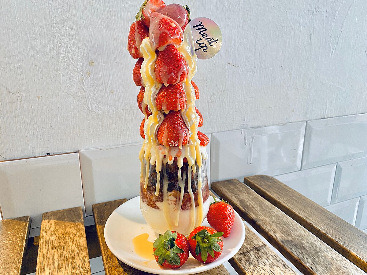 草莓淋上煉乳太欠吃啦～