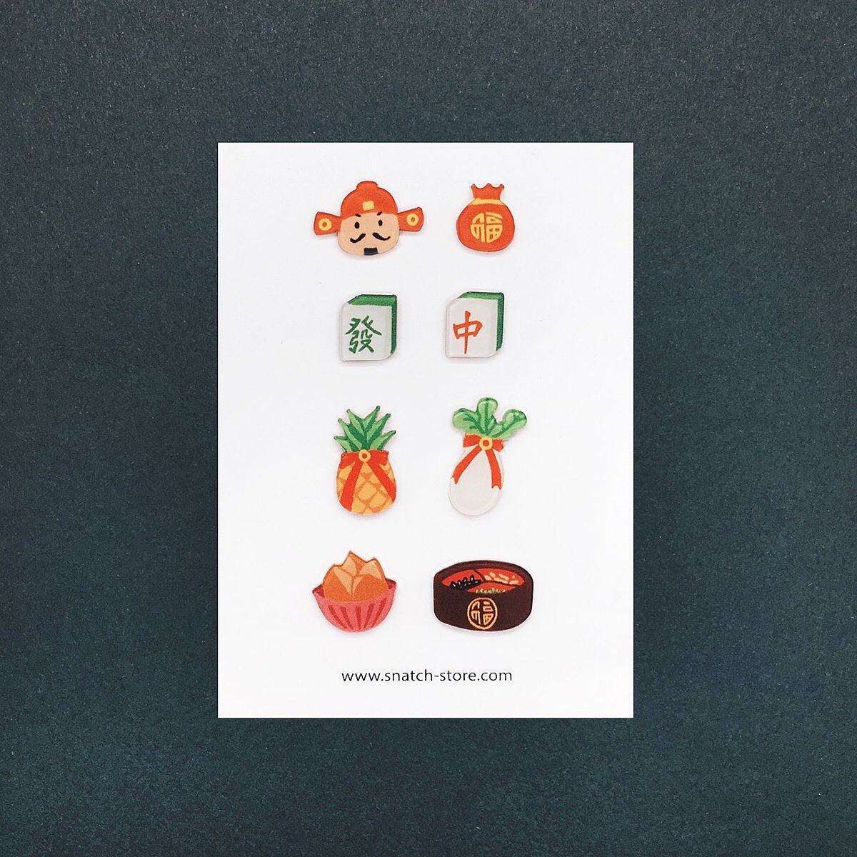 全系列除了耳環之外，也有同款別針。