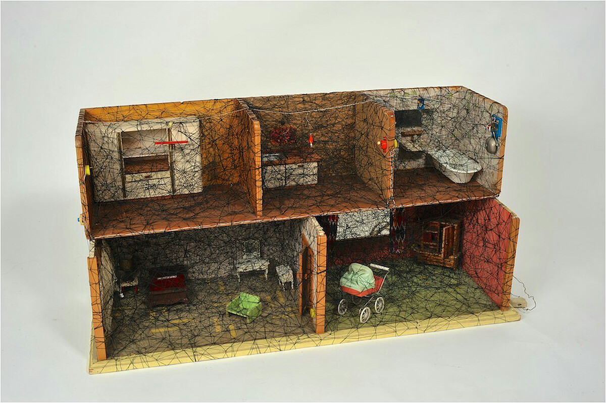 Hiro Hiro Art Space_鹽田千春 Chiharu Shiota_State of being, Puppey House_混合媒材_43 x 84 x 30 cm_2013