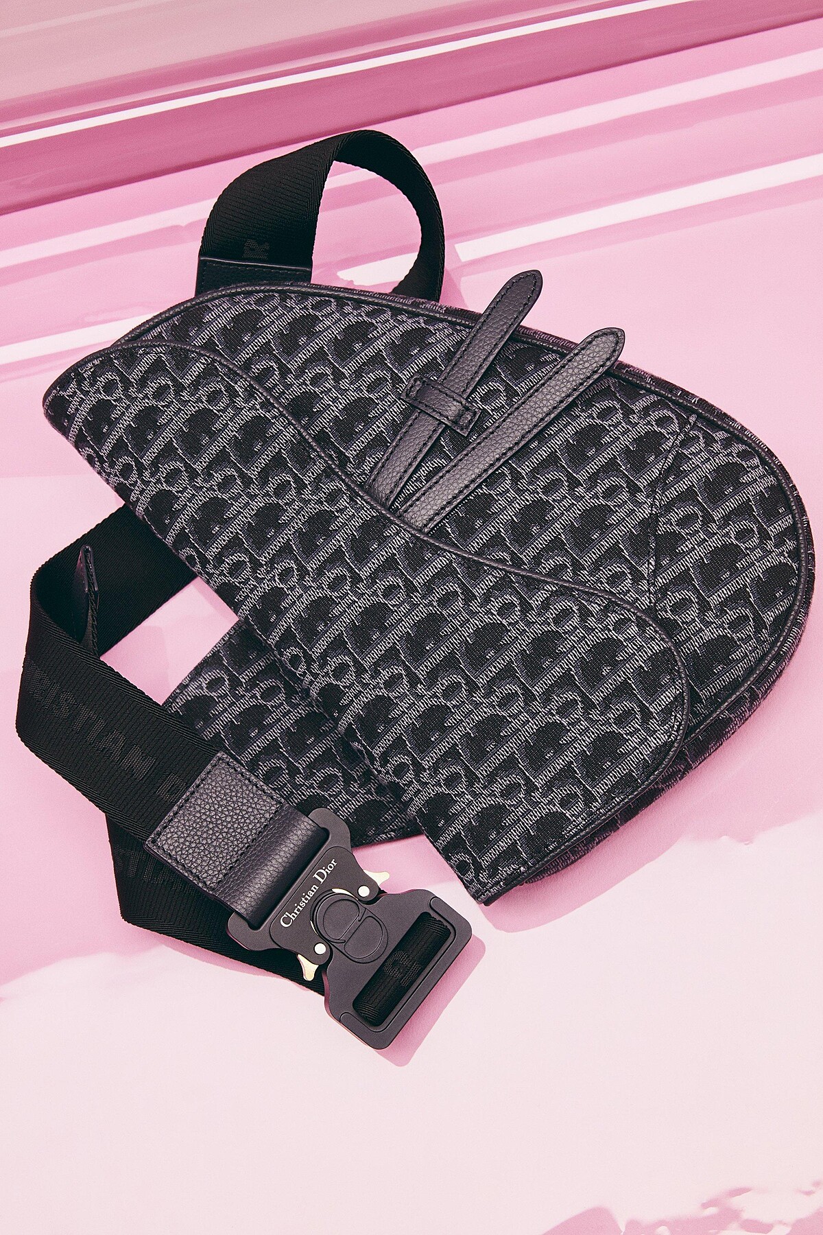 DIOR SADDLE海軍藍Oblique緹花馬鞍包（NT$90,000）。