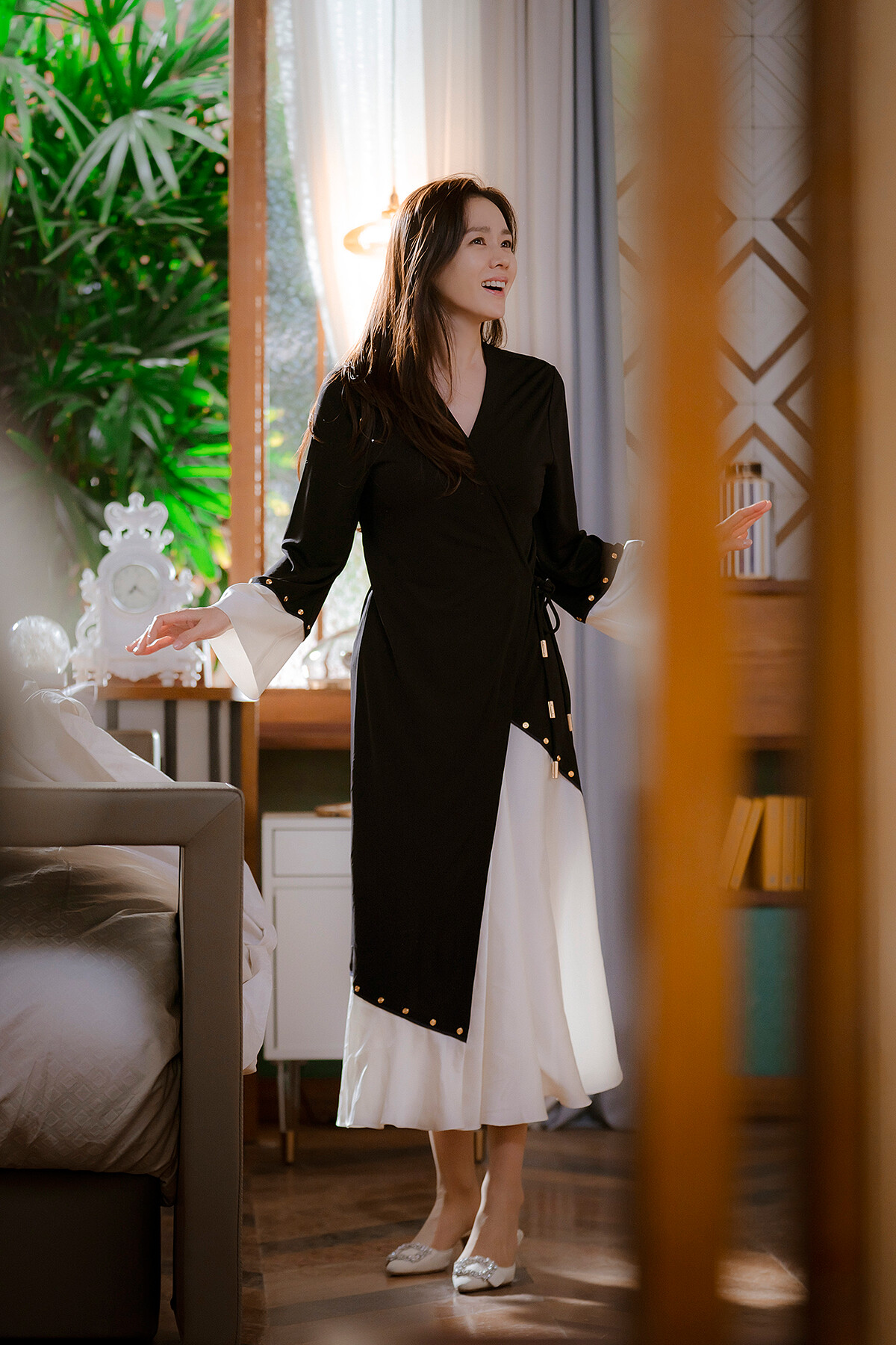 TORY BURCH洋裝配Manolo Blahnik方釦穆勒貓跟鞋。