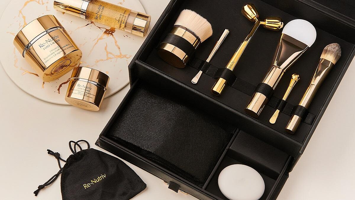 資深作家郝慧川白金極光之旅語錄：「不微整就要好好保養，尤其是本人楚楚可愛(到底誰說？)眼神都是靠花秘水眼霜來吸粉啊！」 