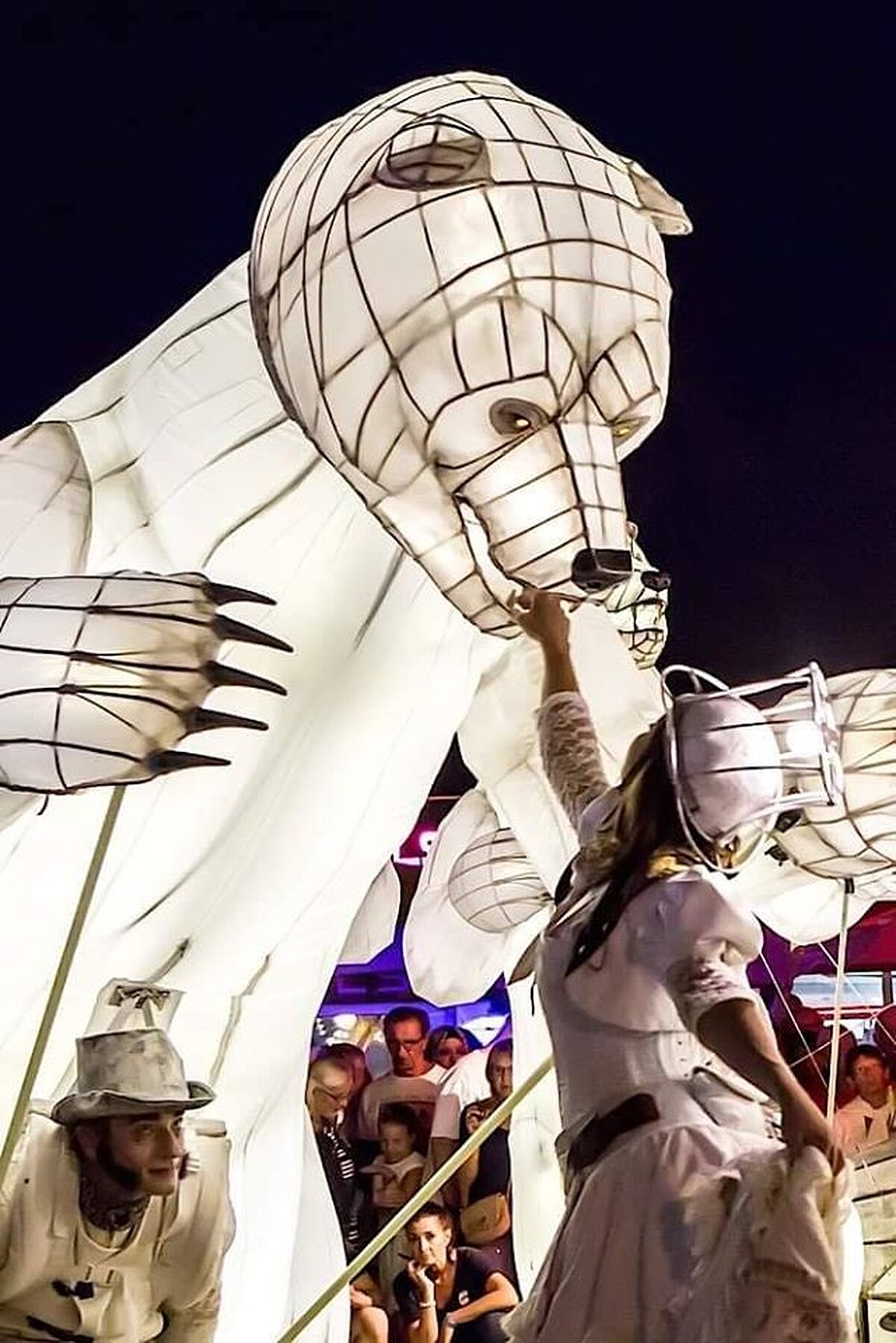 法國Gueule d&rsquo;ours大白熊夜光踩街