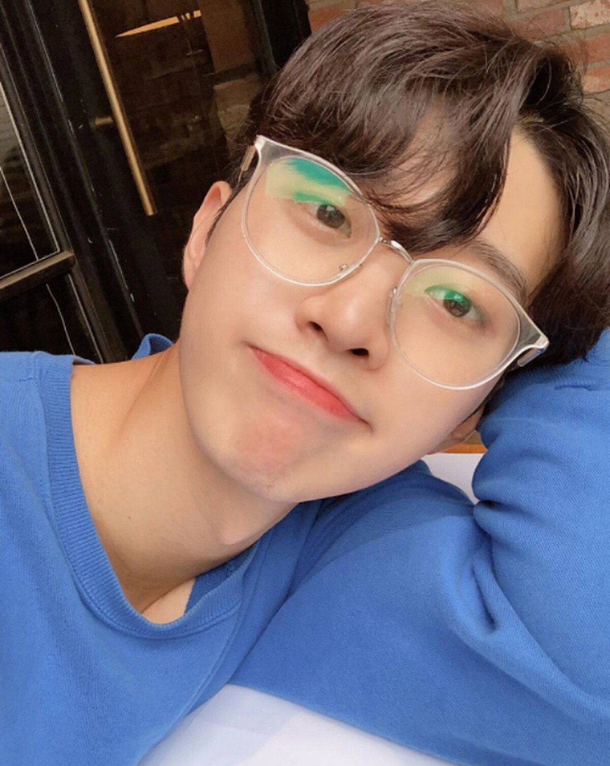 選擇素色大學 T 輕鬆駕馭眼鏡